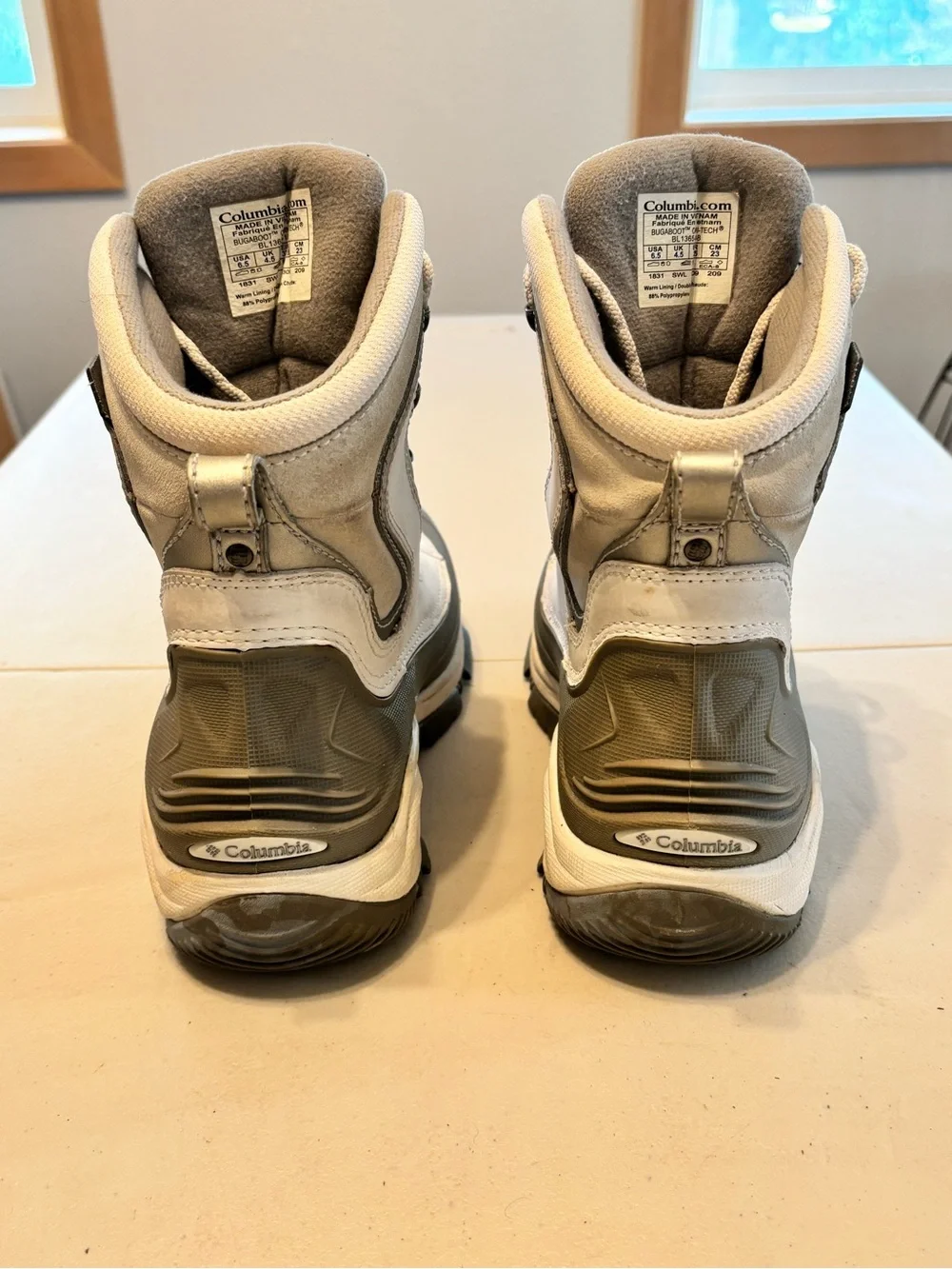 Columbia Winter Boots in Light Gray and White 6.5